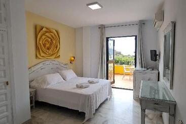 Apartamentos Playamaro - Maro