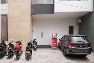 هاستل Reddoorz Syariah Near Lapangan Pancasila Simpang Lima