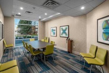 هتل Holiday Inn Express & Suites   Brandon, An Ihg