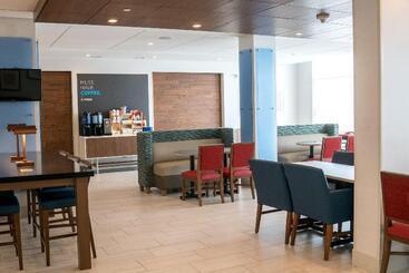 هتل Holiday Inn Express & Suites   Brandon, An Ihg