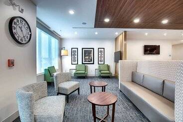هتل Holiday Inn Express & Suites   Calgary Airport Trail Ne, An Ihg