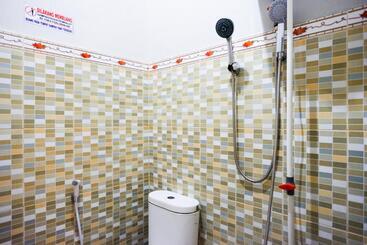 هتل Reddoorz Near Mutiara Sis Al Jufrie Airport Palu