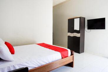 هتل Reddoorz Near Mutiara Sis Al Jufrie Airport Palu