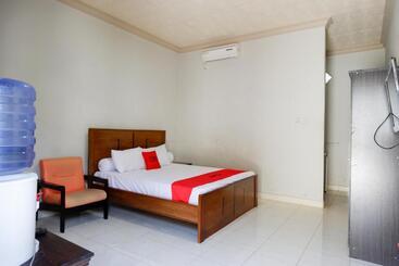هتل Reddoorz Near Mutiara Sis Al Jufrie Airport Palu