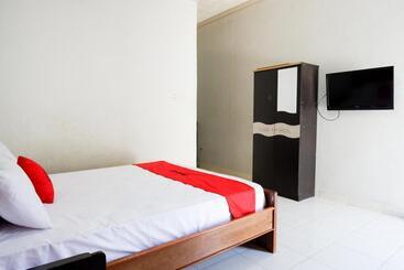 هتل Reddoorz Near Mutiara Sis Al Jufrie Airport Palu