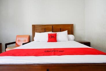 هتل Reddoorz Near Mutiara Sis Al Jufrie Airport Palu