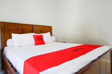 هتل Reddoorz Near Mutiara Sis Al Jufrie Airport Palu