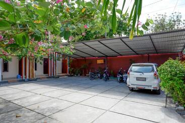 هتل Reddoorz Near Mutiara Sis Al Jufrie Airport Palu