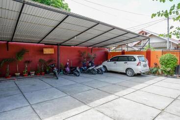 هتل Reddoorz Near Mutiara Sis Al Jufrie Airport Palu