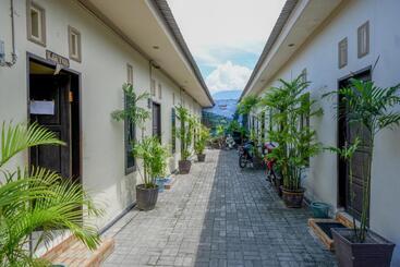 هتل Reddoorz Near Mutiara Sis Al Jufrie Airport Palu