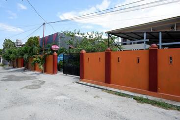 هتل Reddoorz Near Mutiara Sis Al Jufrie Airport Palu