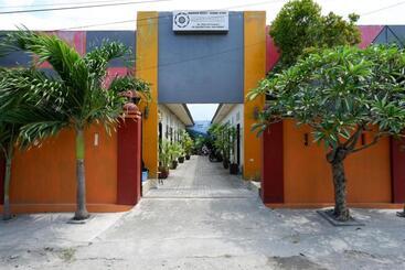 هتل Reddoorz Near Mutiara Sis Al Jufrie Airport Palu
