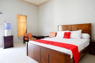 هتل Reddoorz Near Mutiara Sis Al Jufrie Airport Palu