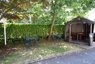 Corner House Hotel Gatwick With Bookable Holiday Parking