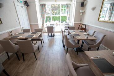 Corner House Hotel Gatwick With Bookable Holiday Parking