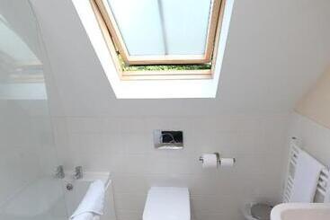 Corner House Hotel Gatwick With Bookable Holiday Parking