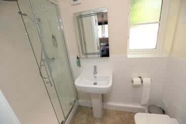 Corner House Hotel Gatwick With Bookable Holiday Parking