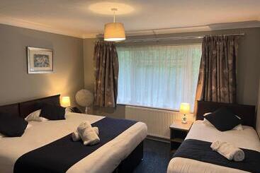 Corner House Hotel Gatwick With Bookable Holiday Parking
