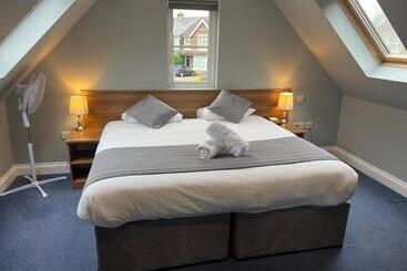 Corner House Hotel Gatwick With Bookable Holiday Parking