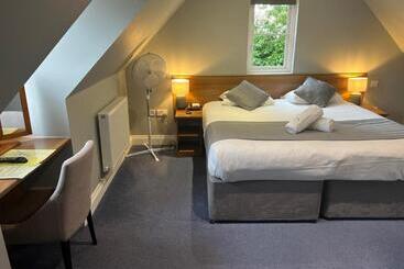 Corner House Hotel Gatwick With Bookable Holiday Parking