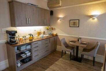 Corner House Hotel Gatwick With Bookable Holiday Parking