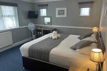 Corner House Hotel Gatwick With Bookable Holiday Parking