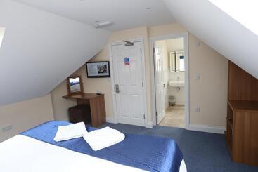 Corner House Hotel Gatwick With Bookable Holiday Parking