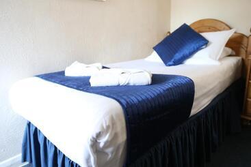 Corner House Hotel Gatwick With Bookable Holiday Parking