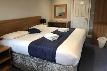 Corner House Hotel Gatwick With Bookable Holiday Parking