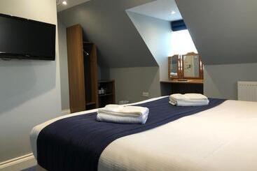 Corner House Hotel Gatwick With Bookable Holiday Parking