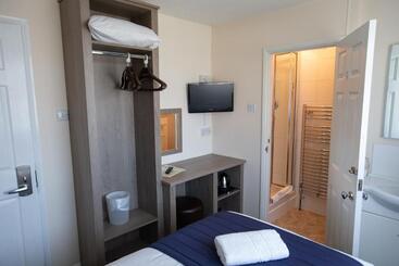 Corner House Hotel Gatwick With Bookable Holiday Parking
