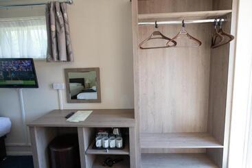 Corner House Hotel Gatwick With Bookable Holiday Parking