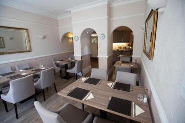 Corner House Hotel Gatwick With Bookable Holiday Parking