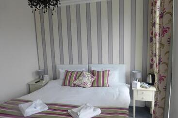 Harry S Hotel & Restaurant