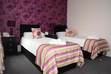 Harry S Hotel & Restaurant