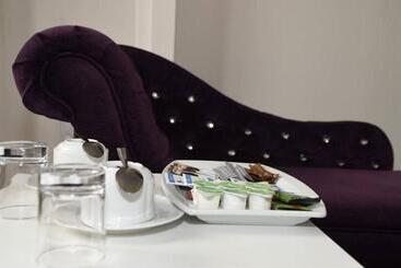 Harry S Hotel & Restaurant