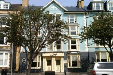 Harry S Hotel & Restaurant