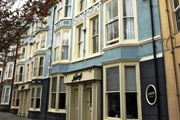 Harry S Hotel & Restaurant