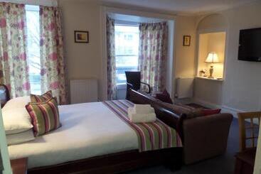 Harry S Hotel & Restaurant