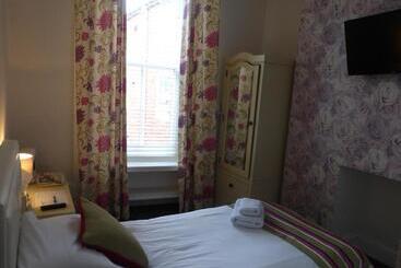 Harry S Hotel & Restaurant