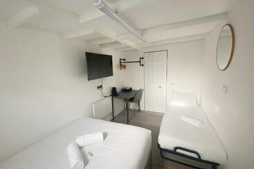 هتل Anchor Guest House