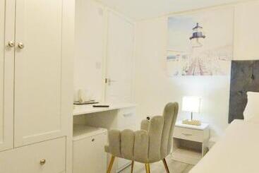 هتل Anchor Guest House