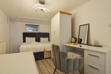 هتل Anchor Guest House