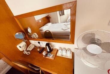 هتل Anchor Guest House