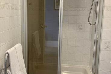 هتل Leven House Bed And Breakfast