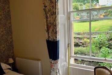 هتل Leven House Bed And Breakfast
