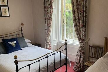 هتل Leven House Bed And Breakfast