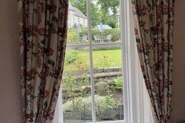 هتل Leven House Bed And Breakfast