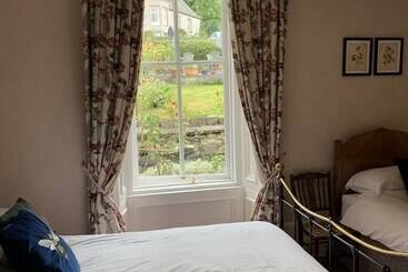 هتل Leven House Bed And Breakfast