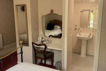 هتل Leven House Bed And Breakfast